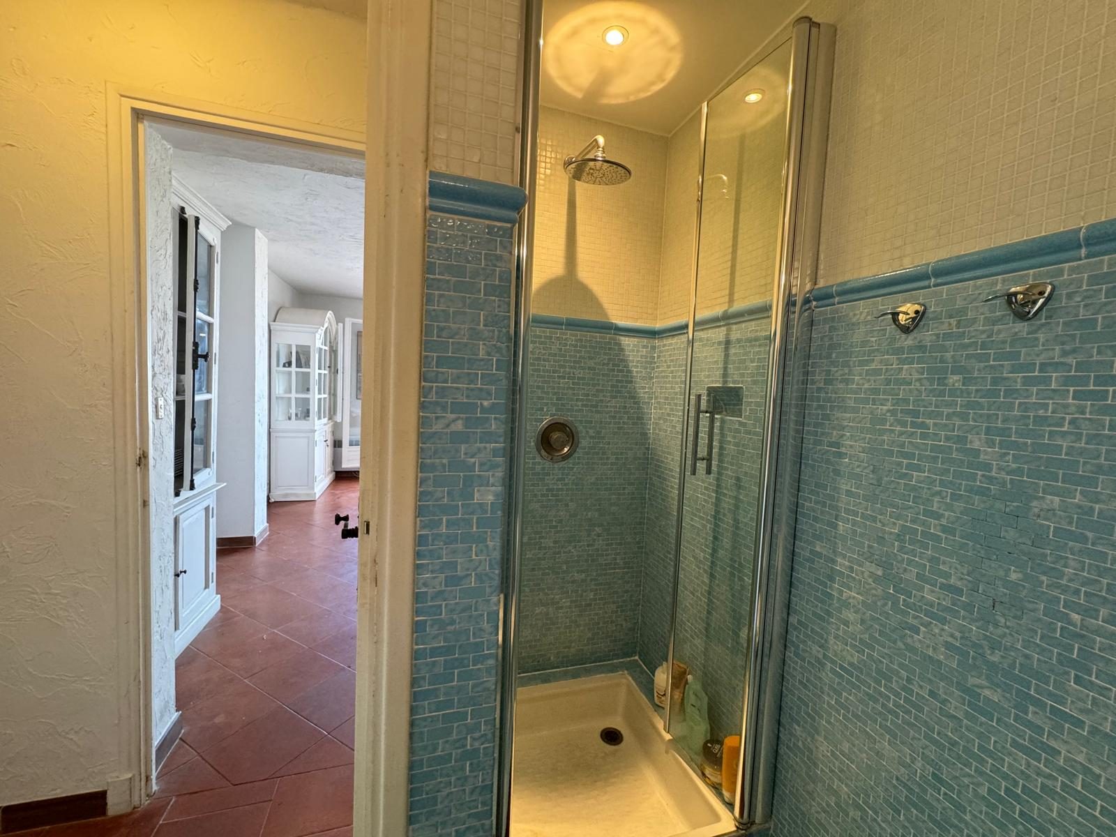 Shower cabin between the second bedroom and the living room