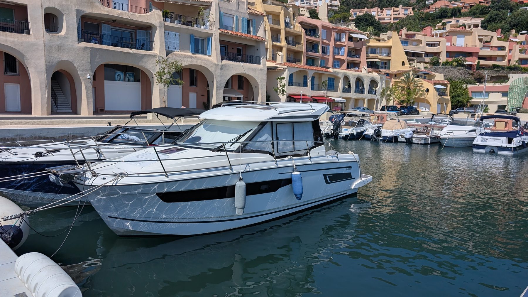 Motorboat on the Port La Galère marina with Couëlle façades
